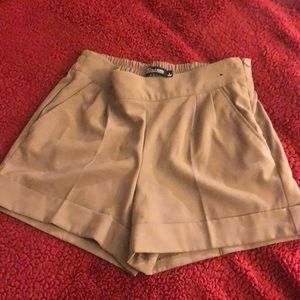 Short casual/dress shorts with side zipper and pockets.